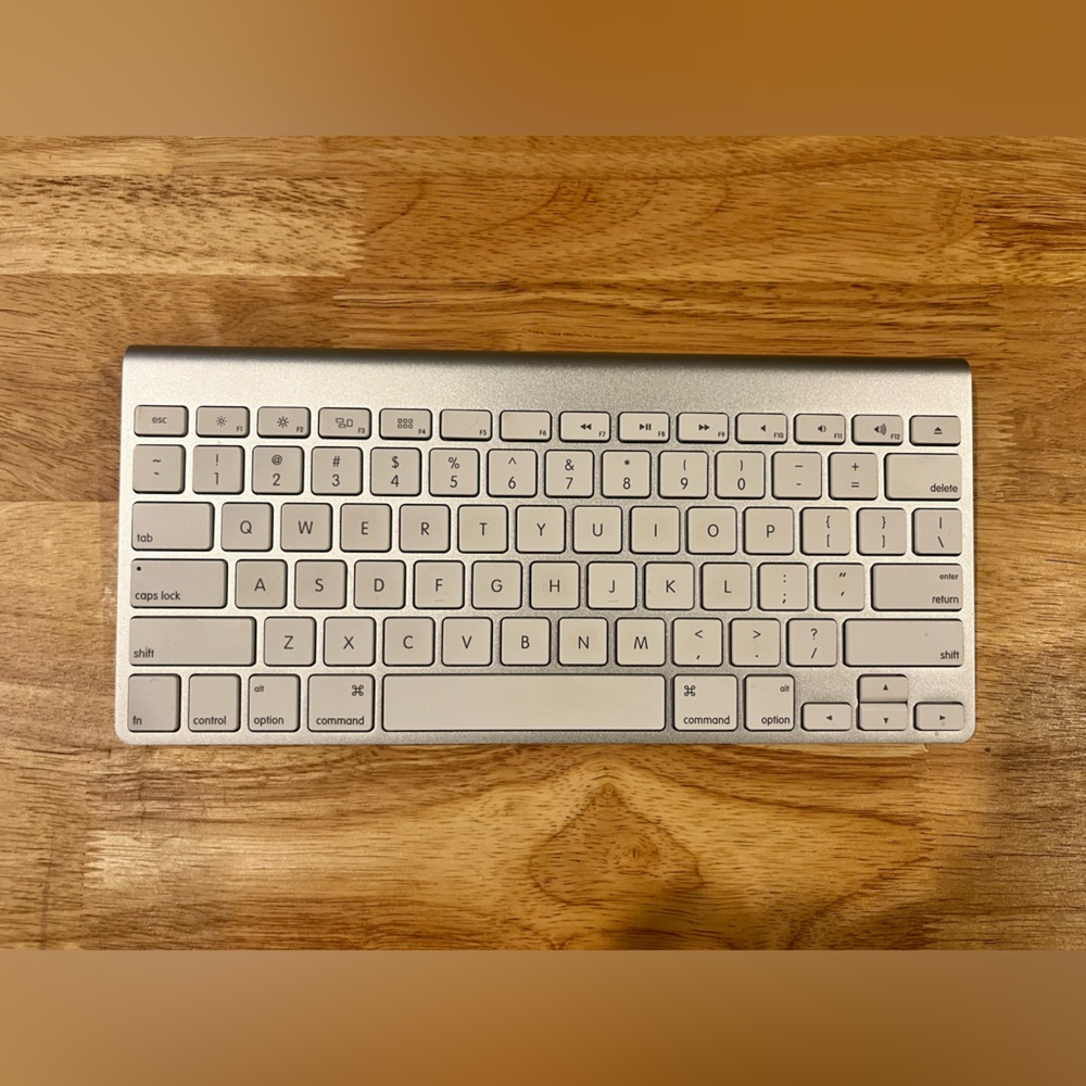 MacBook Apple wireless keyboard